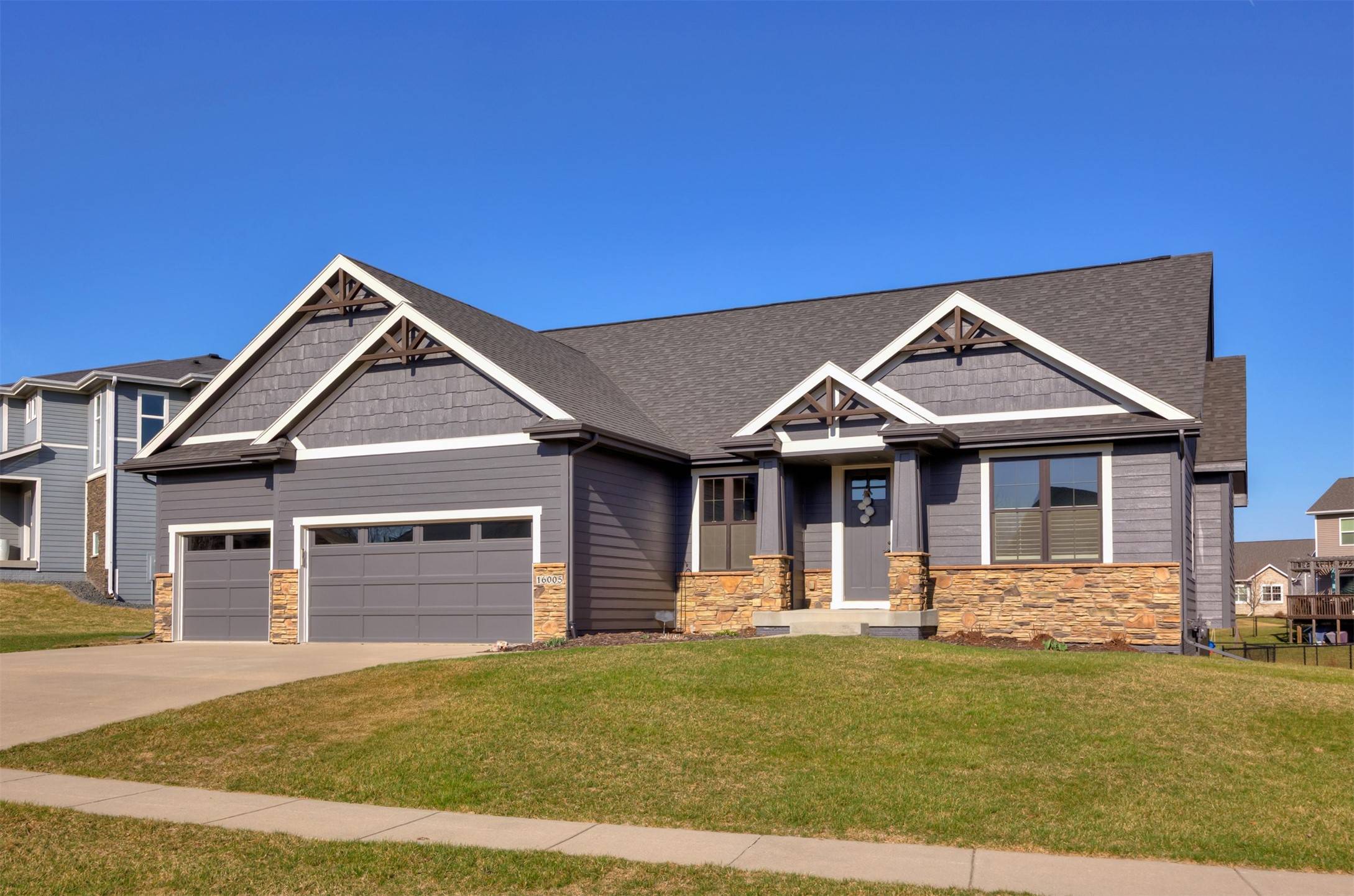 16005 N Valley Drive, Urbandale, IA 50323
