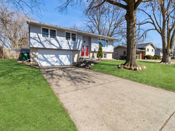 3215 Sylvania Drive, West Des Moines, IA 50266