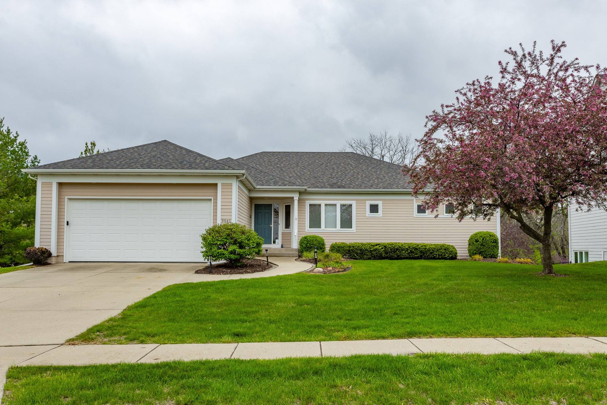 9840 Brookview Drive, Urbandale, IA 50322