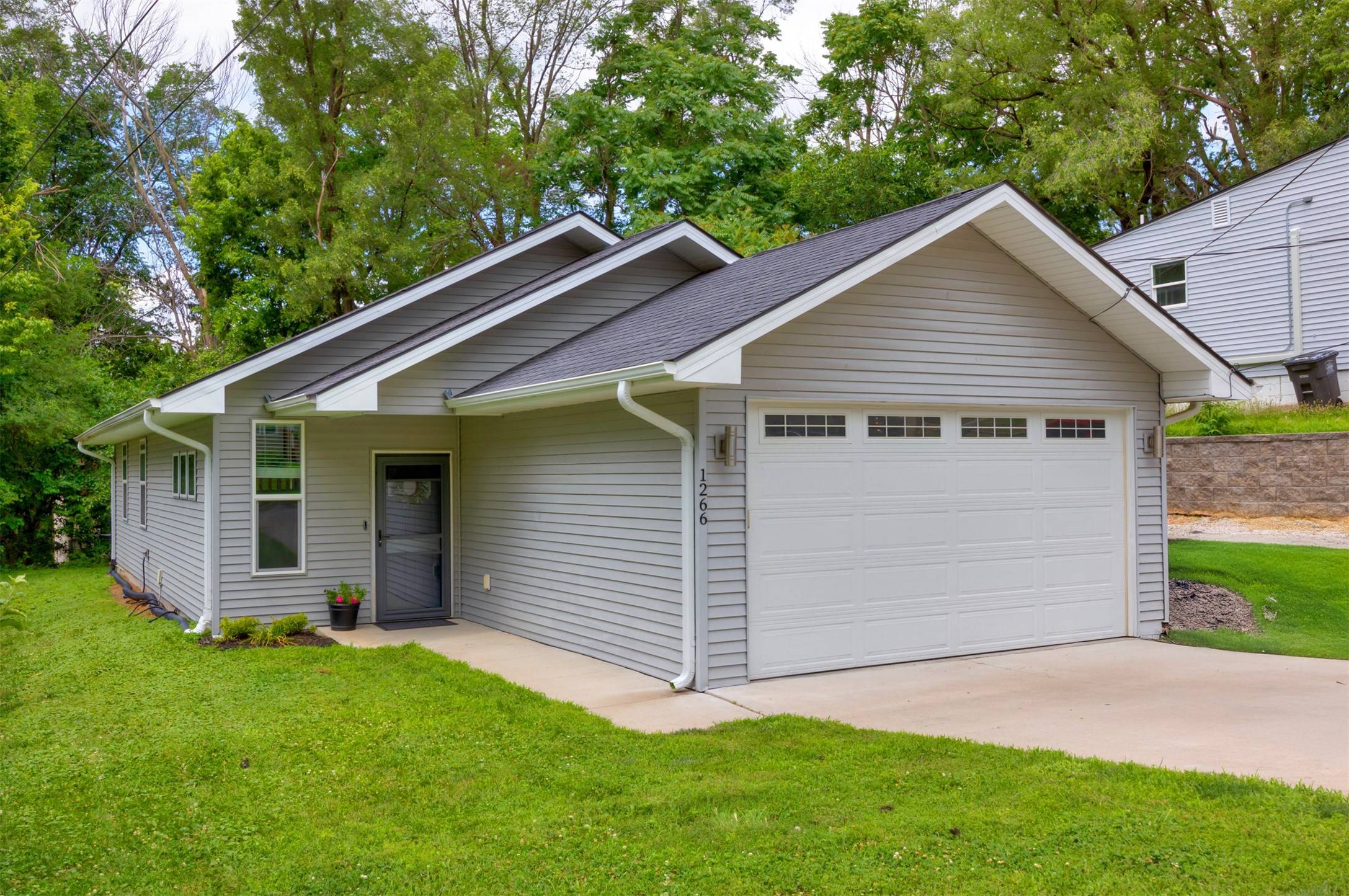 1266 E 36th Court, Des Moines, IA 50317