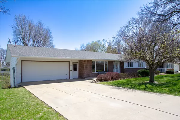 Pella, IA 50219,1412 Country Club Drive