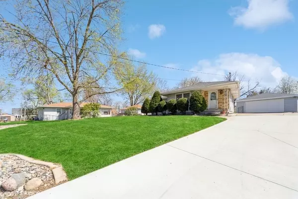 216 NE Circle Drive, Grimes, IA 50111