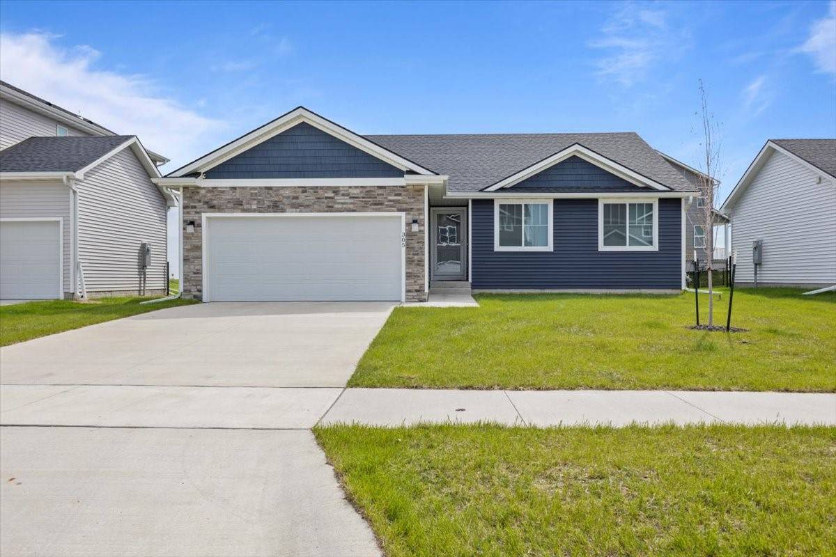 305 NE Country Meadow Drive, Ankeny, IA 50021