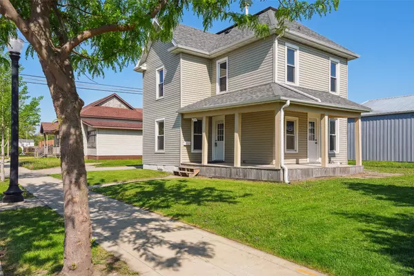 310 S 2nd Avenue W, Newton, IA 50208