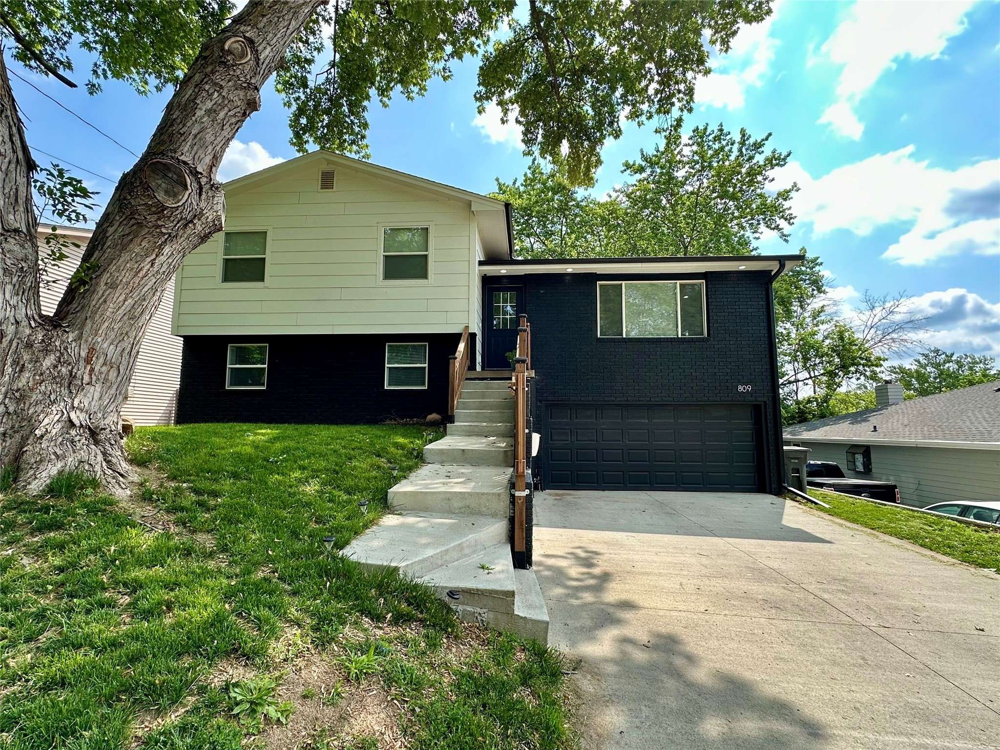 809 Knob Hill Drive, Des Moines, IA 50317