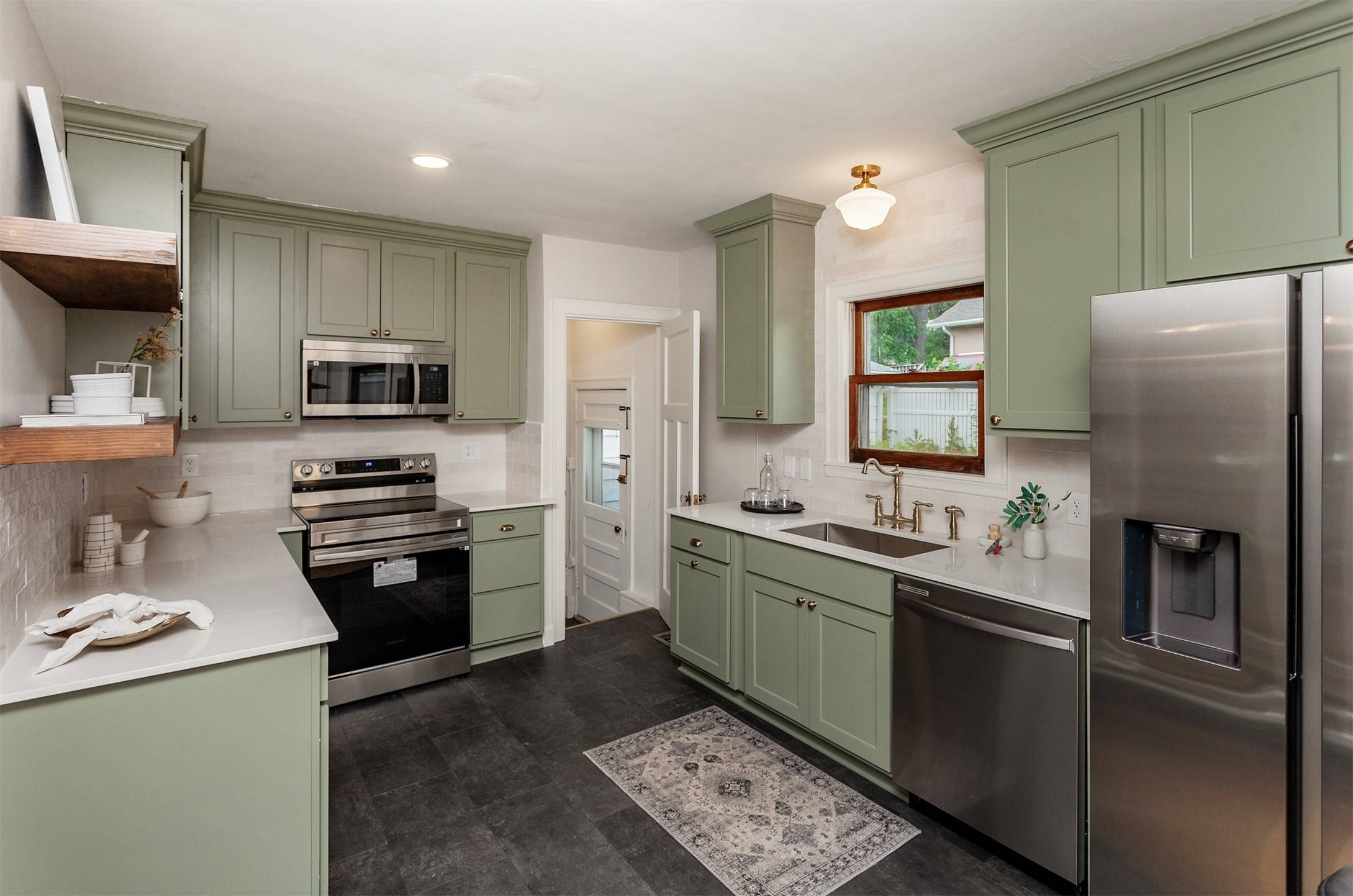 16 E Leach Avenue, Des Moines, IA 50315
