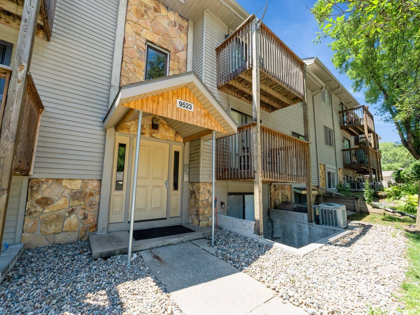 9523 University Avenue #3, Clive, IA 50325