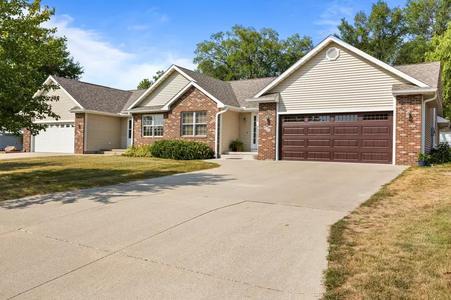 822 N 3rd Avenue, Winterset, IA 50273