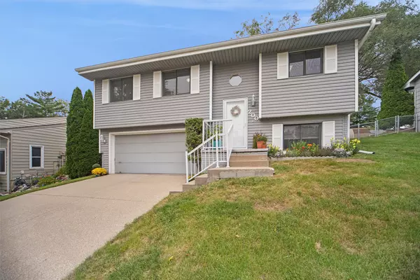 200 E Hughes Circle, Des Moines, IA 50315