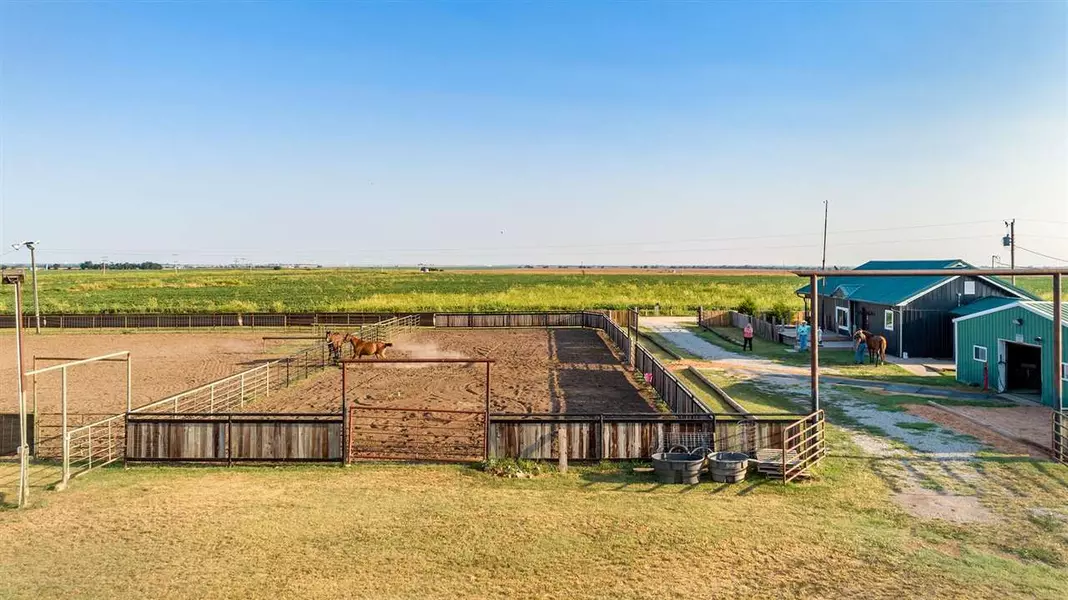 17620 W Hubbard Rd, Blackwell, OK 74631