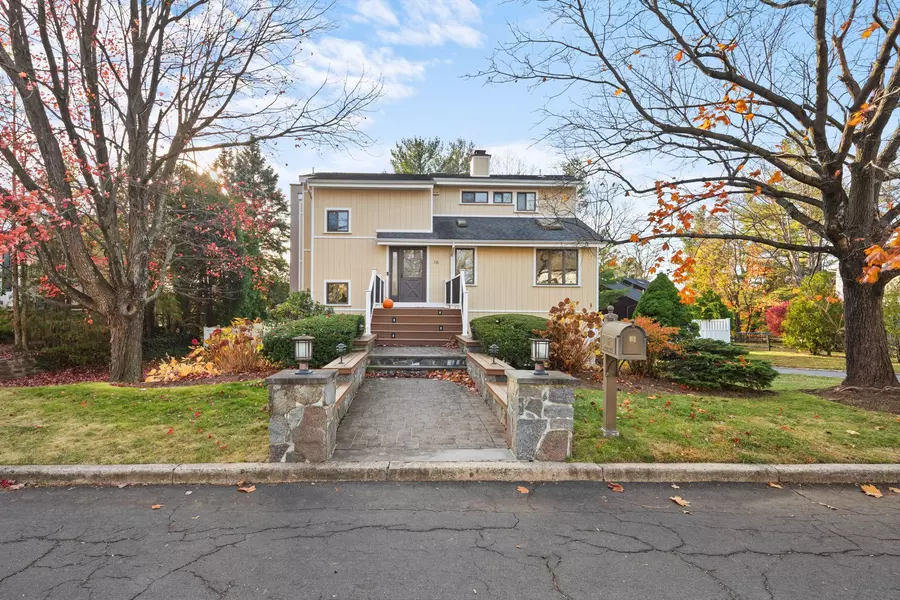 16 Skyview LN, New Rochelle, NY 10804