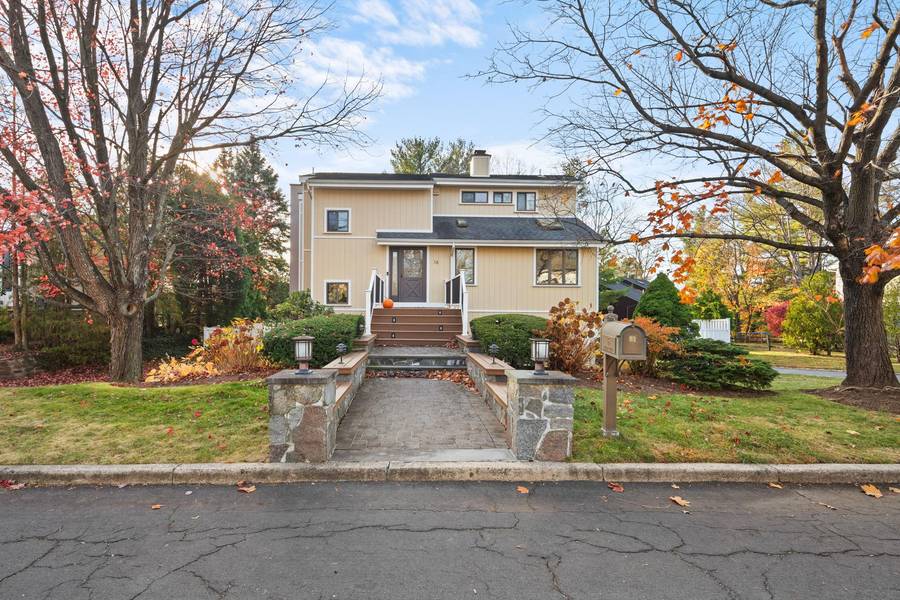 16 Skyview LN, New Rochelle, NY 10804