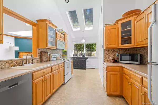 Huntington, NY 11743,6 Rancher PL