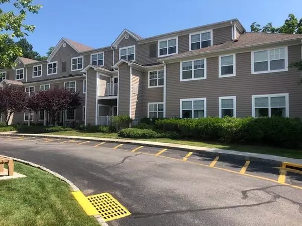 Mount Kisco, NY 10549,300 Woodcrest LN #315