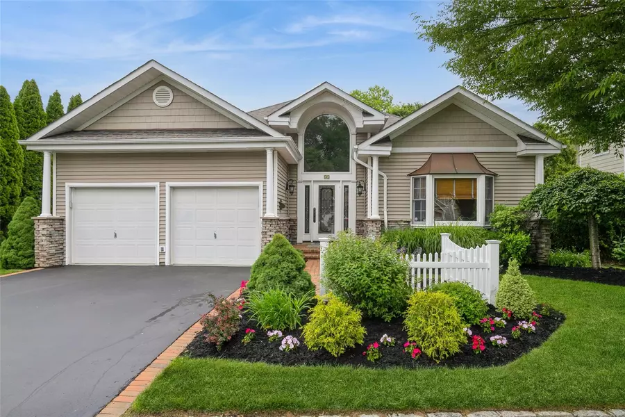 61 Redan DR, Smithtown, NY 11787