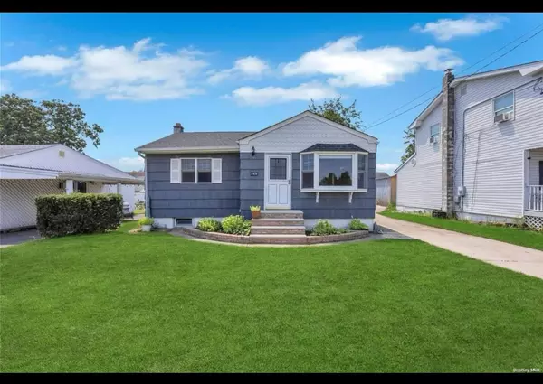 549 N Monroe Avenue, Lindenhurst, NY 11757