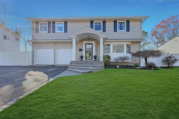 East Islip, NY 11730,52 Arline LN