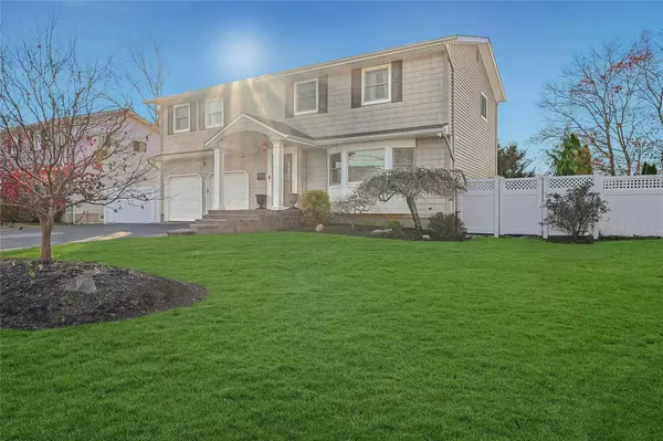 East Islip, NY 11730,52 Arline LN