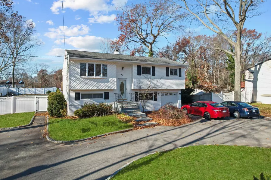 62 Gloria Blvd, Hauppauge, NY 11788