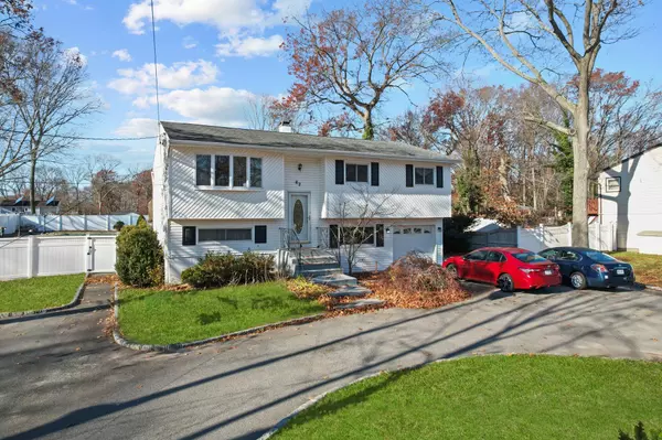 62 Gloria Blvd, Hauppauge, NY 11788