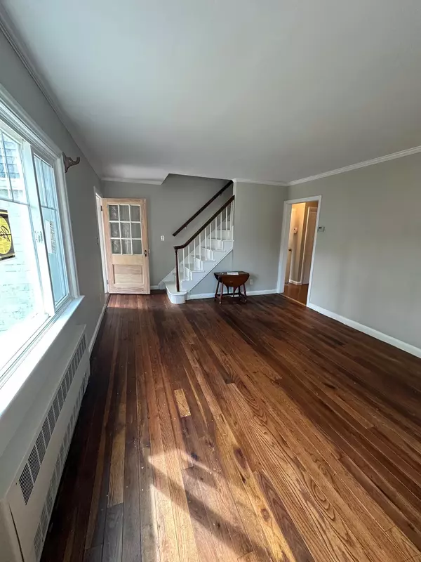 Lynbrook, NY 11563,33 Farnum ST