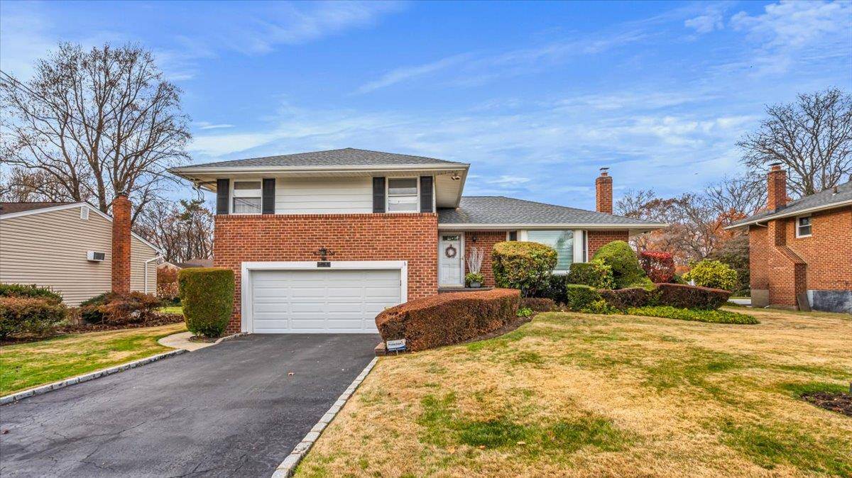 6 orient CT, Westbury, NY 11590