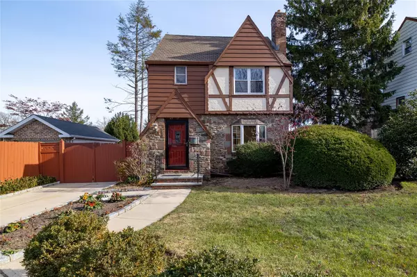 47-17 245th ST, Douglaston, NY 11362