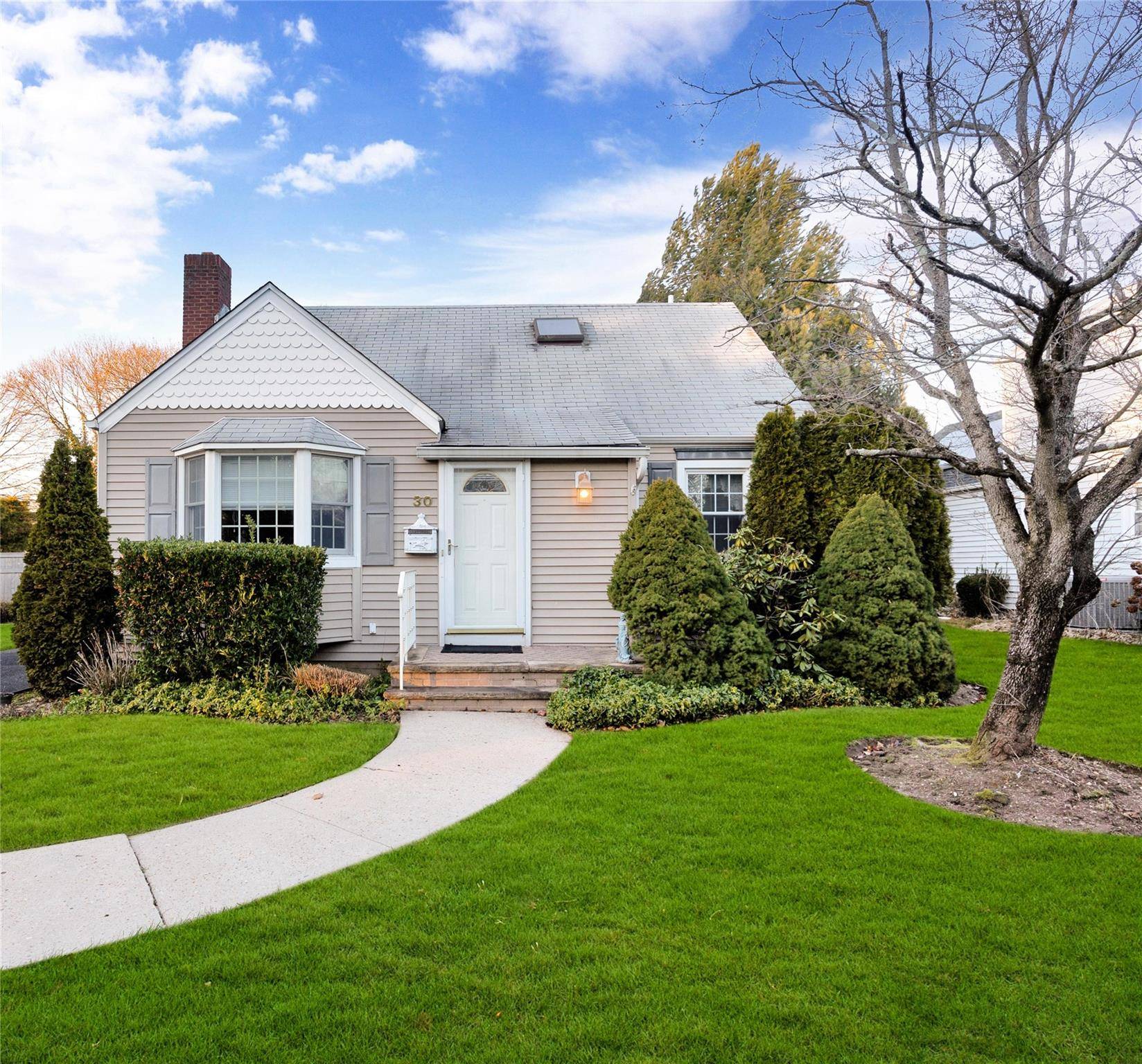 30 Bedell PL, Amityville, NY 11701