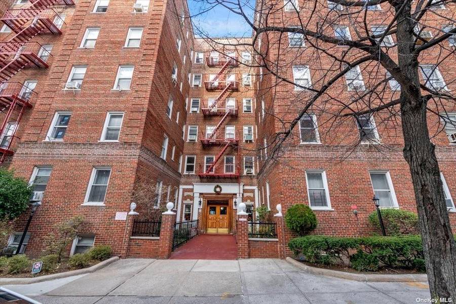 63-89 Saunders ST #4-C, Rego Park, NY 11374