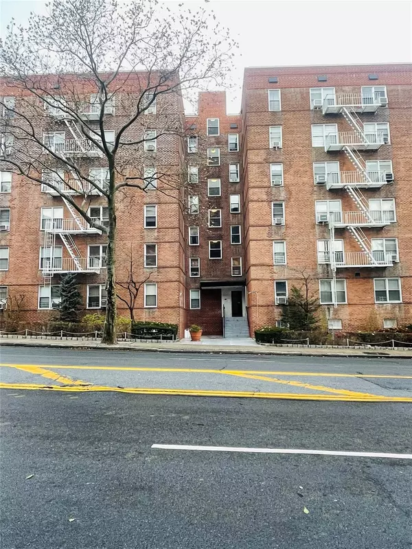 Yonkers, NY 10705,501 Riverdale AVE #2G