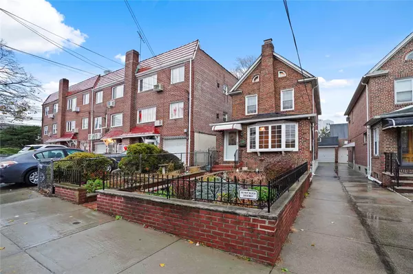 Maspeth, NY 11378,54-11 65 PL