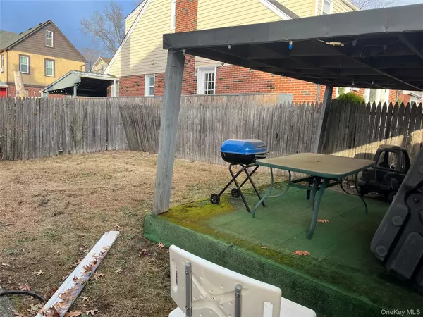 Westbury, NY 11590,401 Dover