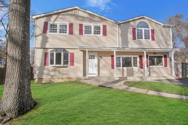 31 Moriches AVE, Mastic, NY 11950