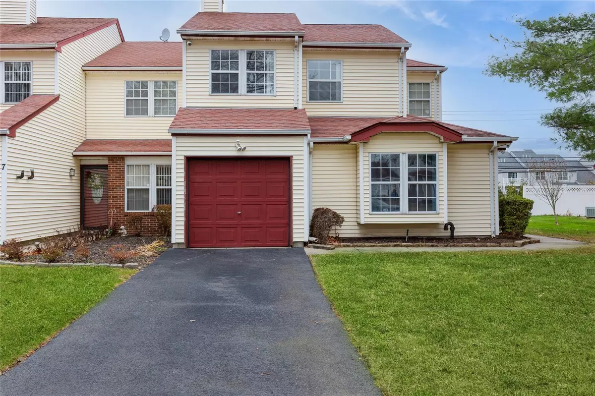 Coram, NY 11727,6 Cornwallis CT