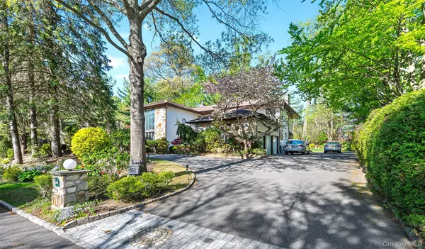 45 Bristol DR, Manhasset, NY 11030