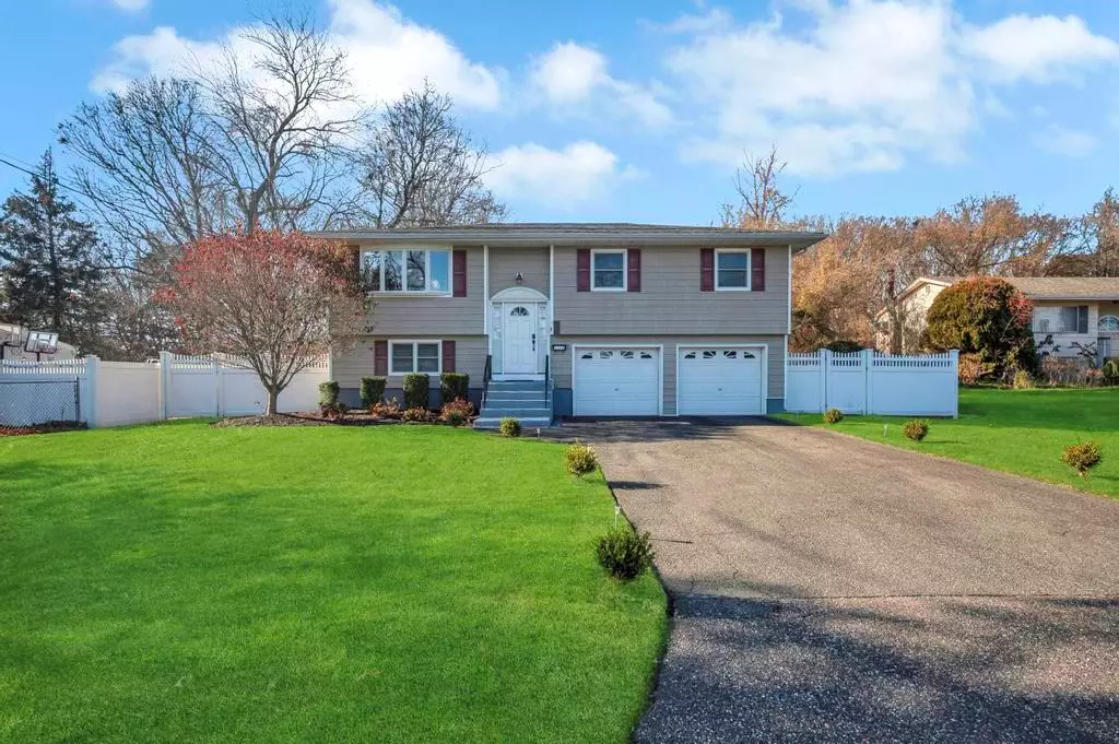 West Islip, NY 11795,1112 Patricia AVE