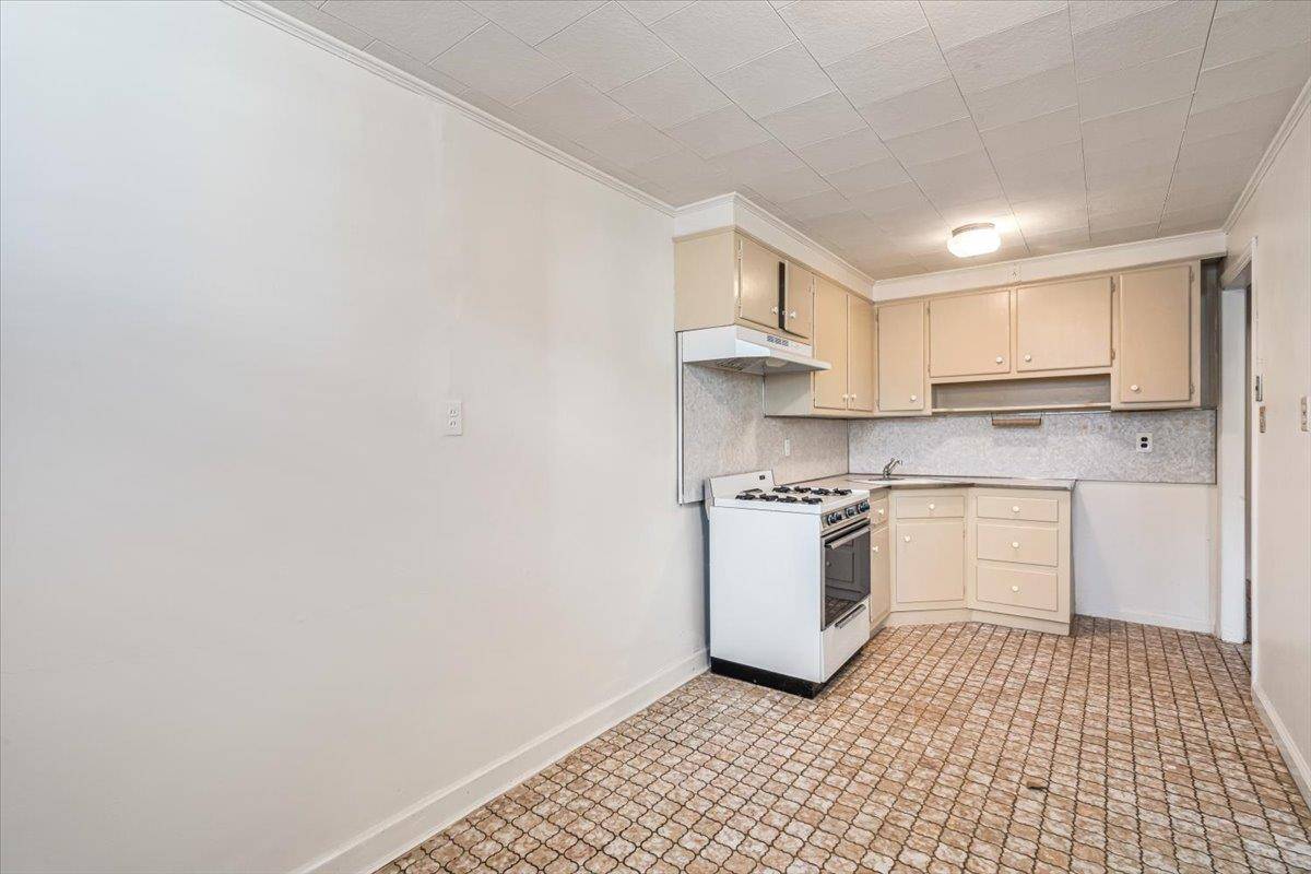 Maspeth, NY 11378,54-05 65th PL