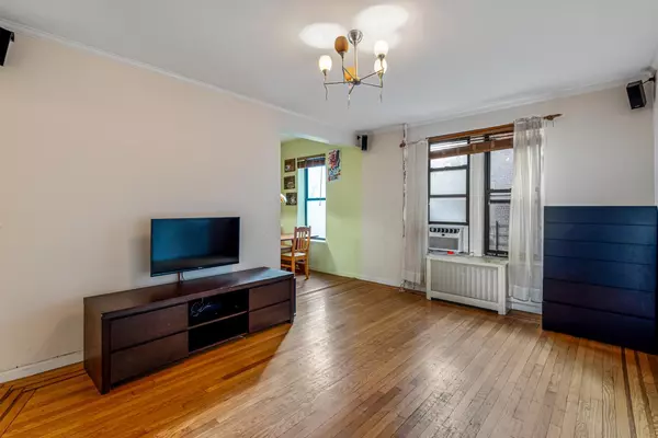 Kew Gardens, NY 11415,83-74 Talbot Street #3D