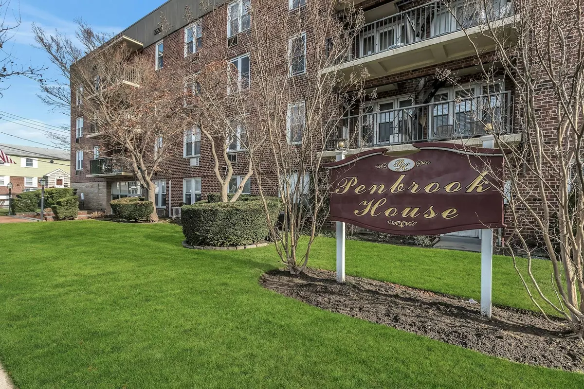 Lynbrook, NY 11563,60 Hempstead AVE #1K
