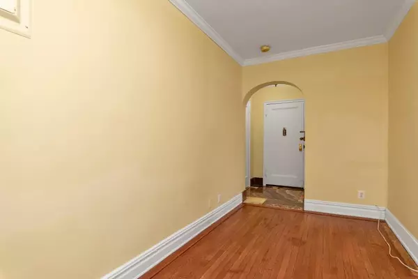 Woodsburgh, NY 11598,819 Broadway #3G,3GG