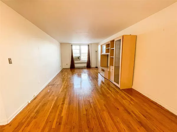 Forest Hills, NY 11375,6725 Clyde #7S