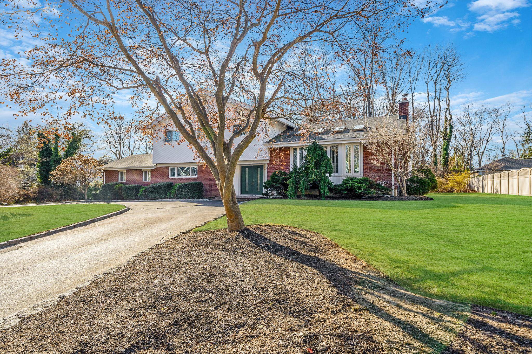 23 Highfield DR, Dix Hills, NY 11746