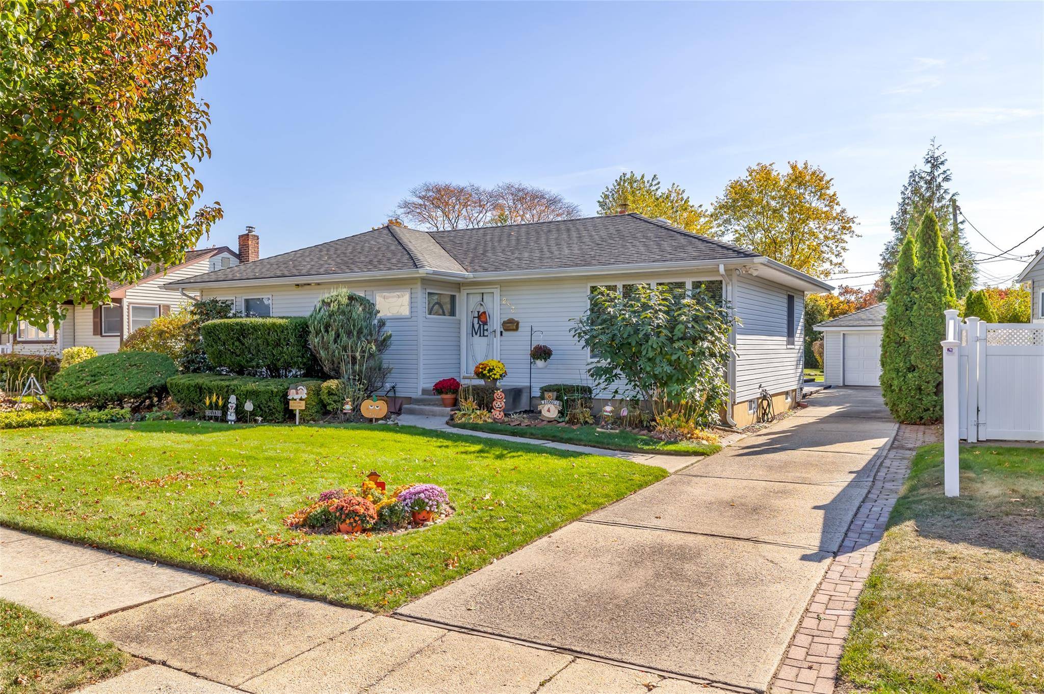 East Meadow, NY 11554,283 Cedar LN