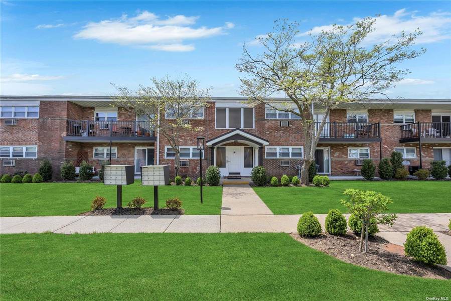 14 Ivy ST #2B, Farmingdale, NY 11735