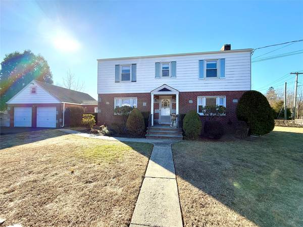 1 Beverly RD #1, South Huntington, NY 11746