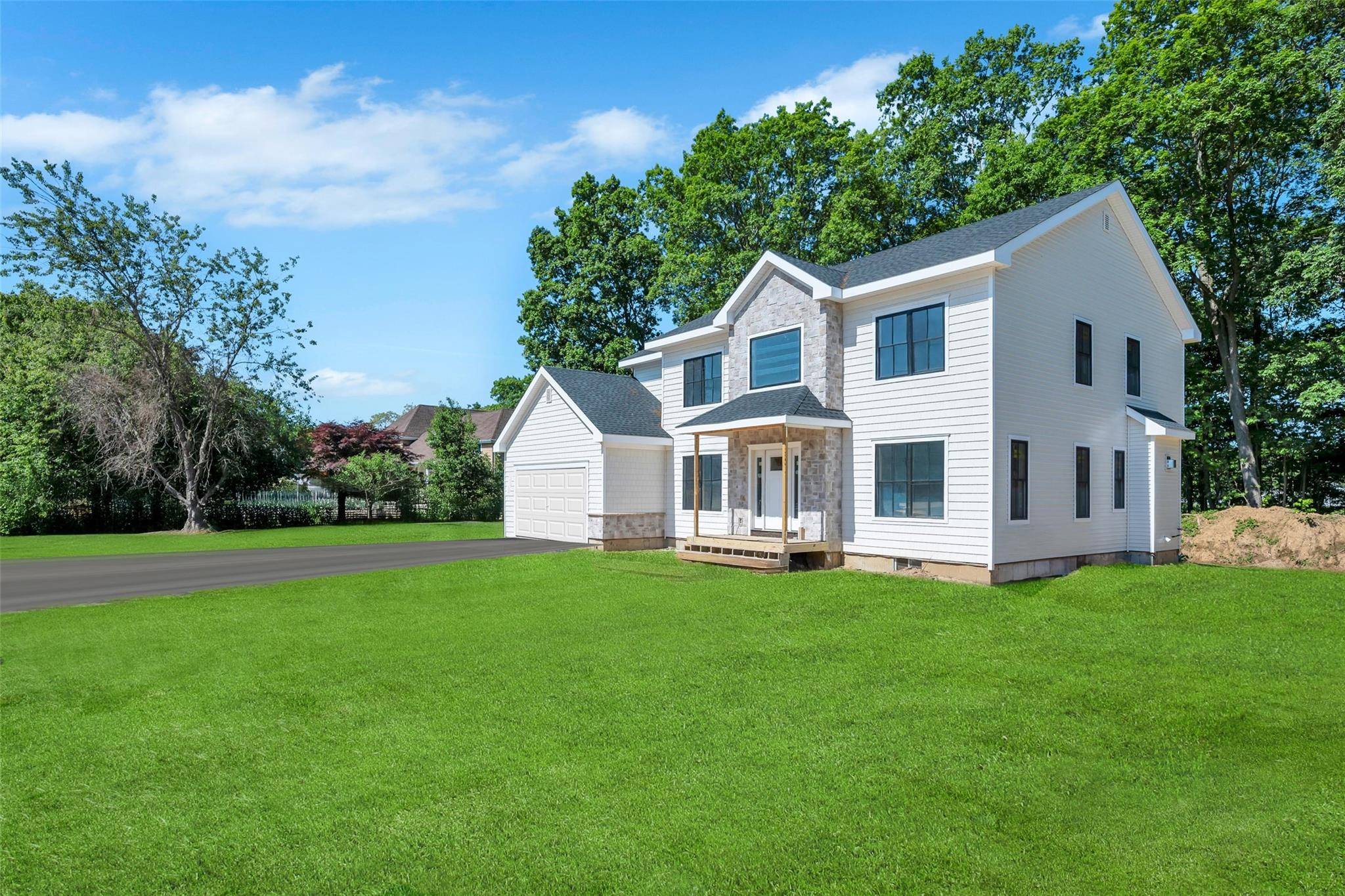 Moriches, NY 11955,84 W James Hawkins RD