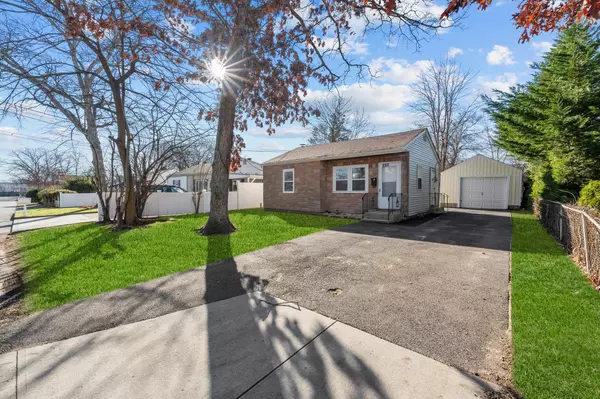 128 N 20th ST, Wheatley Heights, NY 11798