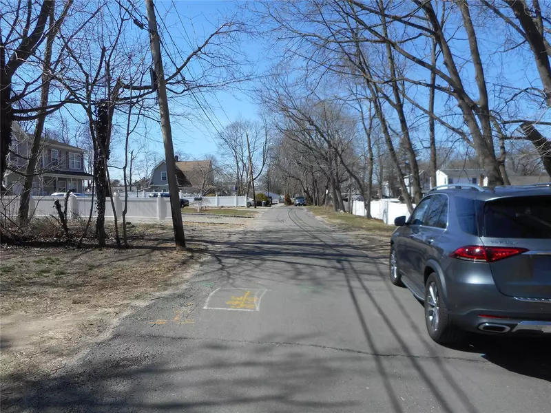 45 Brewster LN, Amityville, NY 11701