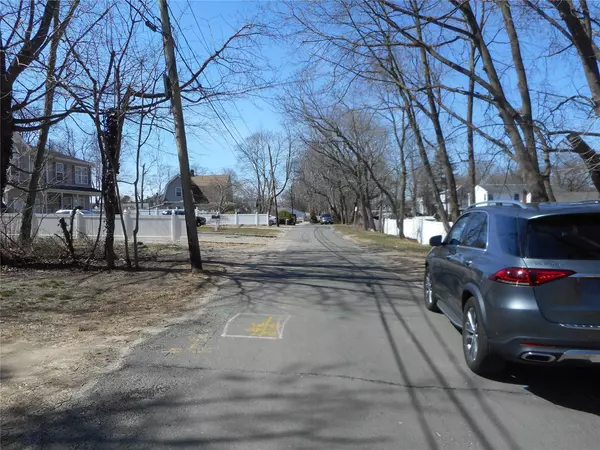 45 Brewster LN, Amityville, NY 11701