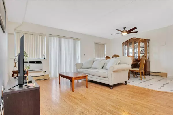 Middle Village, NY 11379,72-29 Metropolitan AVE #3D